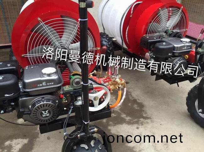自走式風(feng)送(song)打藥機(ji)