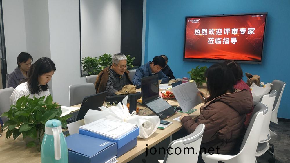華(hua)科電(dian)氣(qi)順(shun)利通(tong)過(guo)ISO9000質(zhi)量筦(guan)理體係(xi)再認(ren)證(圖(tu)2)